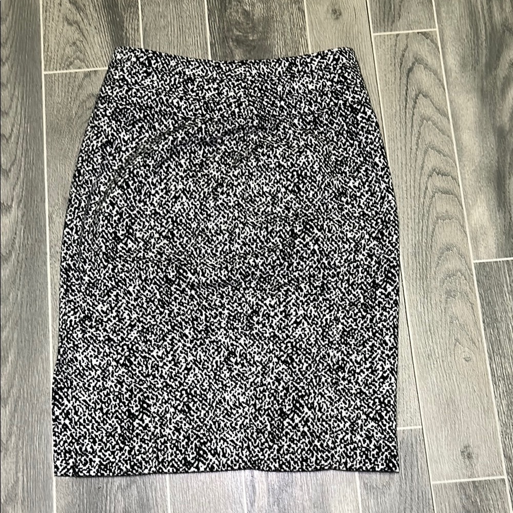 White House Black Market Black and White Pencil Skirt